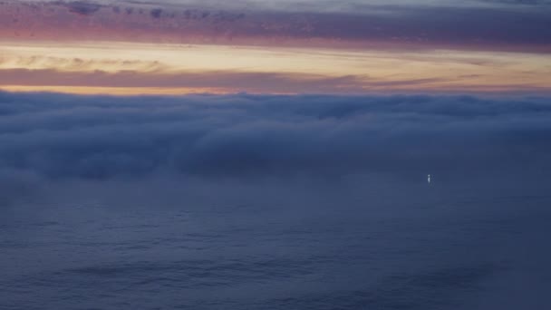 ヨーロッパ最西端のケープカボ ロカのポルトガル海岸の大西洋で美しい夕日 — ストック動画