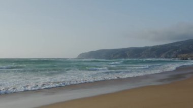 Atlantik Okyanusu kıyısı, Guincho plajı, Portekiz. Projeleriniz için mükemmel bir geçmiş..