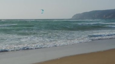 Kiteboard - Atlantik Okyanusu kıyısında sörf sörfü, Guincho plajı, Portekiz. Spor ve eğlence konsepti, sağlıklı yaşam tarzı..