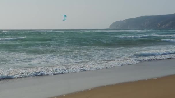 Kiteboarding Surfen Der Küste Des Atlantiks Guincho Strand Portugal Das — Stockvideo