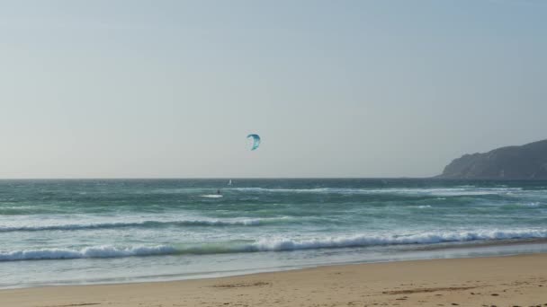Kiteboarding Surf Vela Costa Del Océano Atlántico Playa Guincho Portugal — Vídeo de stock