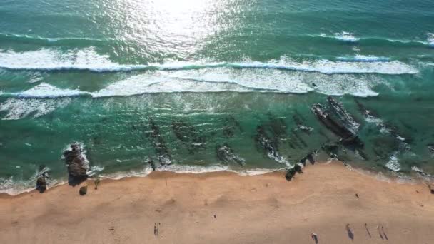 Drone Vista Superior Praia Pedra Arenoso Oceano Dia Verão Por — Vídeo de Stock