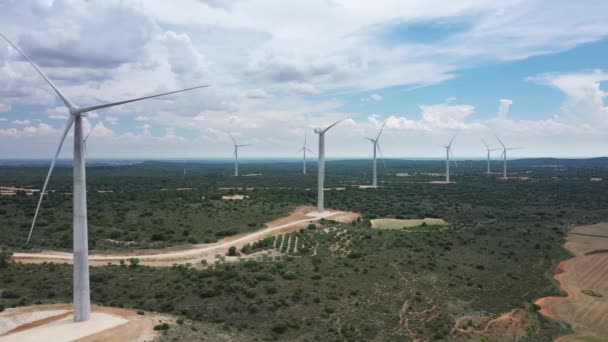 Windturbines Schone Energie Uitzicht Lucht Drone Video Open Ruimte Zonnige — Stockvideo