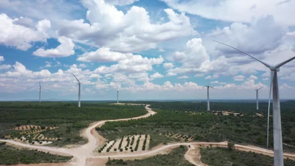 风力涡轮机 清洁能源 无人机视频 开放空间 夏日阳光灿烂 云彩美丽 西班牙 — 图库视频影像