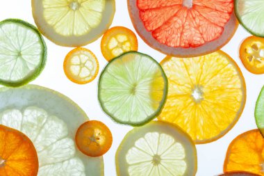 Beyaz arka planda dilimlenmiş turunçgiller. Gıda arkaplanı.