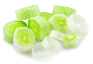 Beyaz arkaplanda taze doğranmış pırasa.