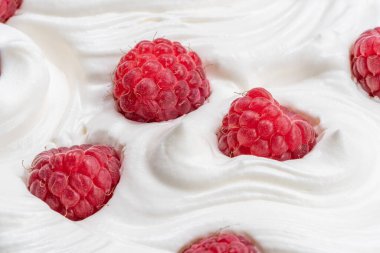 Yoğurtta ya da kremada taze ahududu. Üst görünüm.