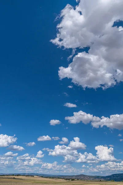 Сельский Пейзаж Полей Холмов Потрясающий Пейзаж Кучевыми Облаками — стоковое фото