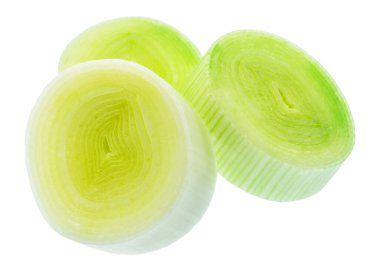 Beyaz arka planda taze kesilmiş pırasa. Dosya kırpma yolu içeriyor.