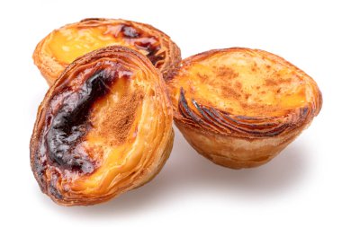 Beyaz arkaplanda izole edilmiş Pastel de nata turtaları. 