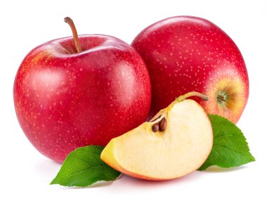 Olgun kırmızı elmalar ve elma dilimleri beyaz arka planda izole edilmiş..