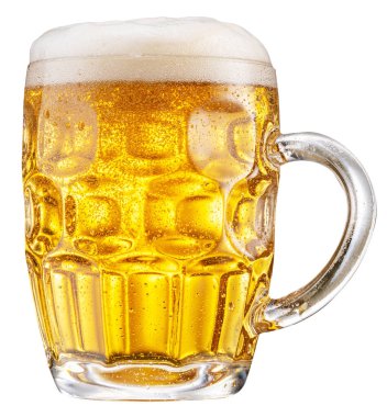 Beyaz arka planda izole edilmiş büyük bir köpük kafayla bir bardak soğuk bira. Kesme yolu.