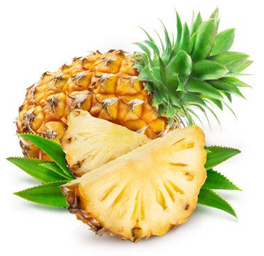 Beyaz arka planda izole edilmiş olgun ananas ve ananas dilimleri..