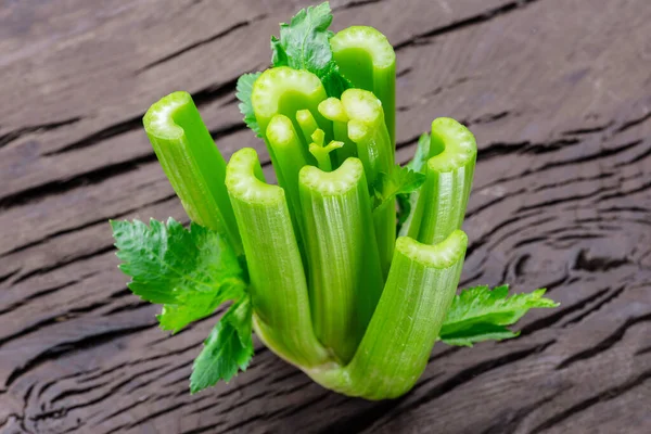 Hromada Celerových Žeber Zeleném Dřevěném Stole Zdravé Jídlo Pozadí — Stock fotografie