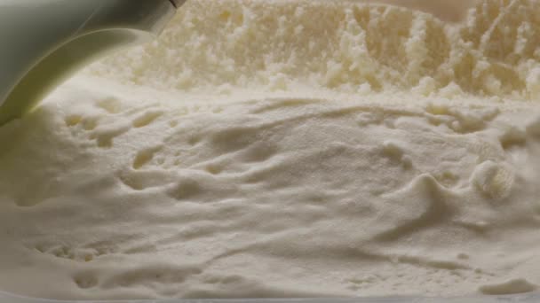 Ванильное Мороженое Медленно Подбирается Специальной Сферической Ложкой Пищевой Фон — стоковое видео