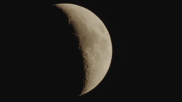 Half Moon Muove Attraverso Cielo Notturno Primo Piano Video Dettagliato — Video Stock