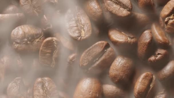 Grãos Café São Torrados Com Pouca Fumaça Assada Câmera Perto — Vídeo de Stock