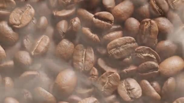 Los Granos Café Tuestan Con Poco Humo Tostado Cámara Cerca — Vídeo de stock
