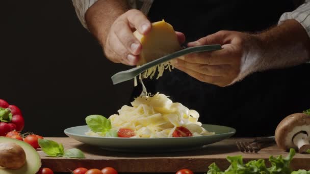 Σεφ Τριμμένο Τυρί Φρεσκομαγειρεμένο Πιάτο Βραστά Noodles Παραδοσιακό Ιταλικό Μεσογειακό — Αρχείο Βίντεο