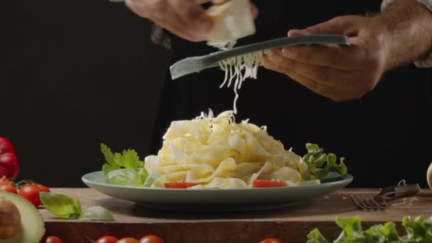 シェフは イタリアの伝統的な地中海料理の麺を使った新鮮な調理された料理にチーズを焼きます あなたのプロジェクトのための素晴らしい背景 — ストック動画