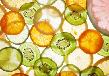 Beyaz arka planda dilimlenmiş turunçgiller. Gıda arkaplanı.