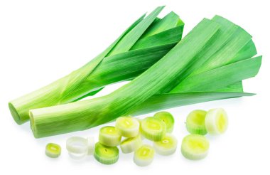 Taze yeşil pırasa sapları ve beyaz arka planda izole edilmiş pırasa dilimleri. Dosya kırpma yolları içeriyor.