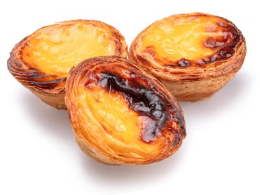 Beyaz arkaplanda izole edilmiş Pastel de nata turtaları.