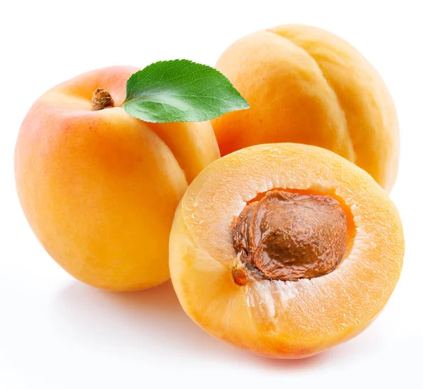 Reife Aprikosen Mit Grünem Blatt Und Aprikose Halb Isoliert Auf — Stockfoto