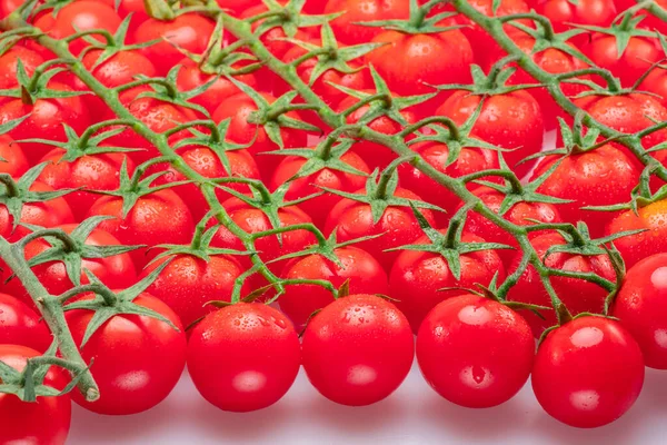 Paljon Punainen Kirsikka Tomaatti Oksat Peitetty Pienillä Vesipisaroilla Elintarvikkeiden Tausta — kuvapankkivalokuva