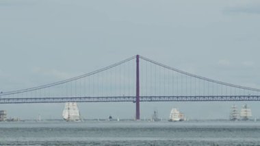 25 Nisan 'da Lizbon' da köprünün yanındaki yelkenli yarışında. 3 Eylül 2023