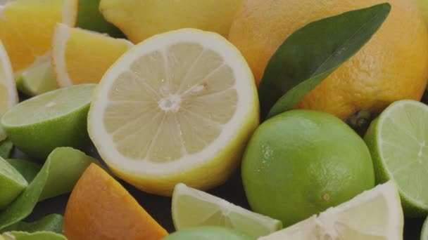 Érett Citrusfélék Szeletek Citruslevelek Lassan Mozog Keret Egy Szürke Asztal — Stock videók