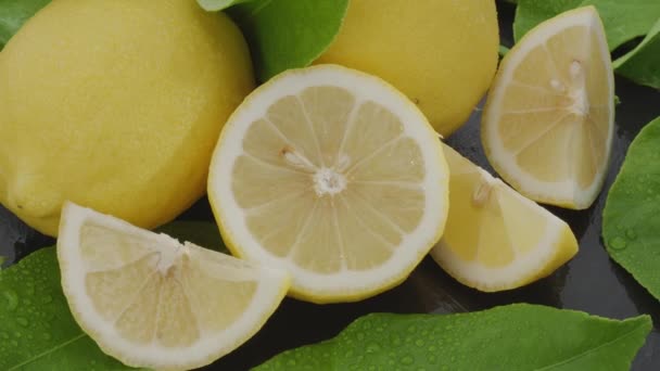 Frutas Limão Maduras Com Fatias Folhas Limão Movem Lentamente Quadro — Vídeo de Stock