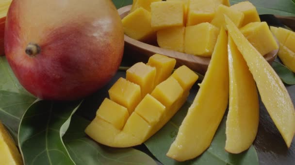 Dojrzałe Owoce Mango Plastrami Liśćmi Mango Powoli Poruszają Się Ramce — Wideo stockowe