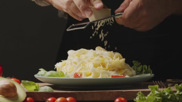 Chef Kok Raspt Kaas Vers Bereide Schotel Met Gekookte Noedels — Stockvideo