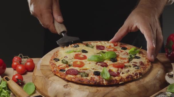 Chef Χρησιμοποιεί Ένα Κουπί Πίτσα Για Άρει Μια Φέτα Πίτσα — Αρχείο Βίντεο