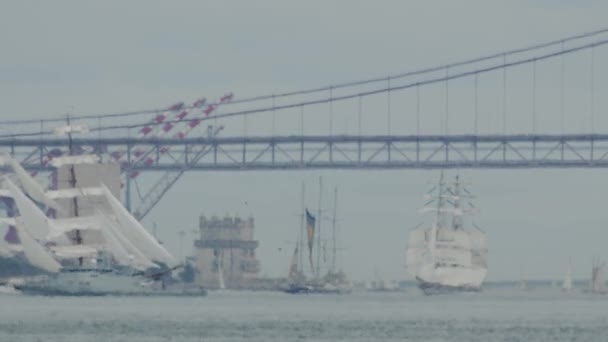 4月25日に橋の近くのリスボンでのセーリングレゲッタ 9月3日 2023年 — ストック動画
