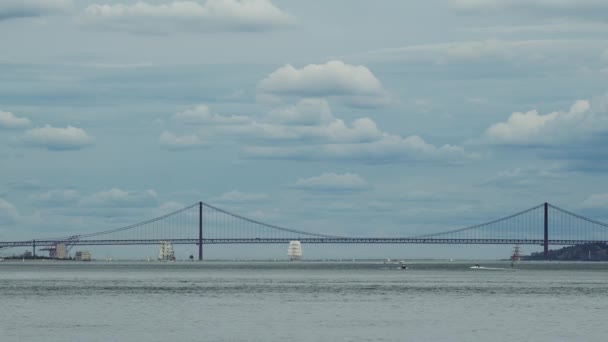 Ιστιοπλοϊκή Ρεγκάτα Στη Λισαβόνα Κοντά Στη Γέφυρα Στις Απριλίου Σεπτεμβρίου — Αρχείο Βίντεο
