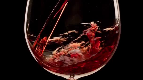 Rött Vin Hälls Ett Glas Svart Bakgrund Slow Motion Närbild — Stockvideo