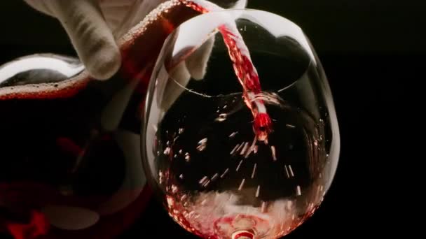 Kırmızı Şarap Siyah Arka Plandaki Bir Bardağa Dökülüyor Yavaş Çekim — Stok video