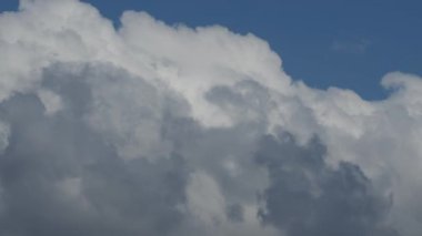 Mavi gökyüzünde güzel bulutların hareketi, hızlandırılmış video. Projeleriniz için güzel bir çevre..