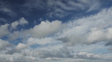Mavi gökyüzünde güzel bulutların hareketi, hızlandırılmış video. Projeleriniz için güzel bir çevre..