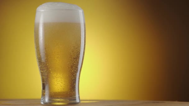 Verre Bière Tourne Lentement Sur Fond Jaune Condensation Sur Verre — Video