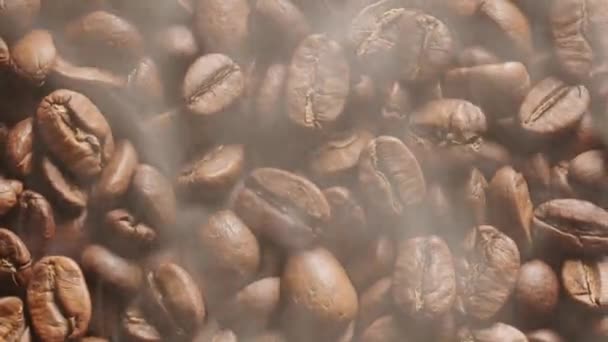 Kávová Zrna Jsou Pražená Malým Praženým Kouřem Kamera Pomalu Přibližuje — Stock video