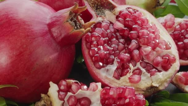 Rijpe Granaatappel Vruchten Met Plakjes Granaatappelboom Bladeren Langzaam Bewegen Het — Stockvideo