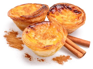 Pastel de nata turtaları ve tarçın çubukları beyaz arka planda izole edilmiş.. 