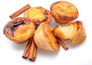 Pastel de nata turtaları ve tarçın çubukları beyaz arka planda izole edilmiş.. 