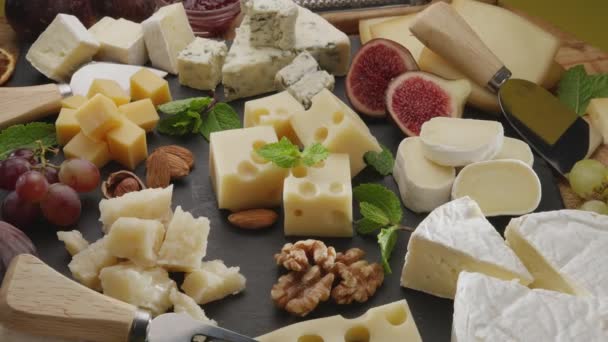 Variety Sliced Cheeses Fruits Mint Nuts Cheese Cutting Knives Slowly — Stock Video