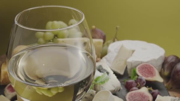 Ποτήρι Λευκού Κρασιού Ποικιλία Τυριών Φέτες Φρούτα Δυόσμο Ξηρούς Καρπούς — Αρχείο Βίντεο