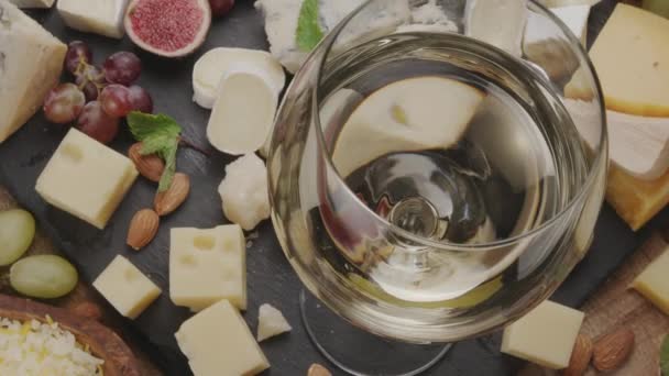 Copo Vinho Branco Com Variedade Queijos Fatiados Com Frutas Hortelã — Vídeo de Stock