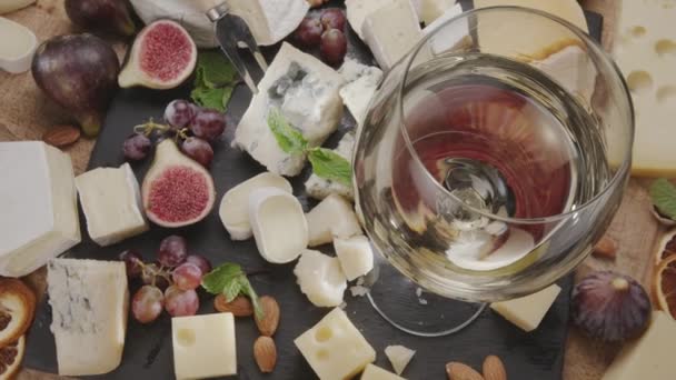 Bicchiere Vino Bianco Con Varietà Formaggi Fette Con Frutta Menta — Video Stock